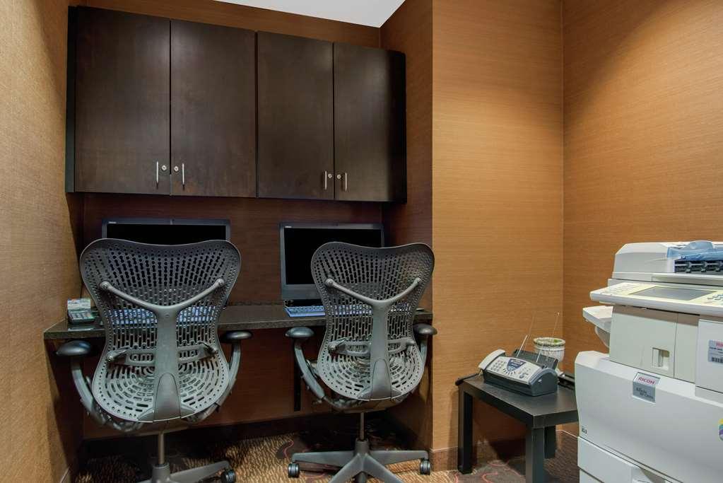 Hilton Garden Airport 3*