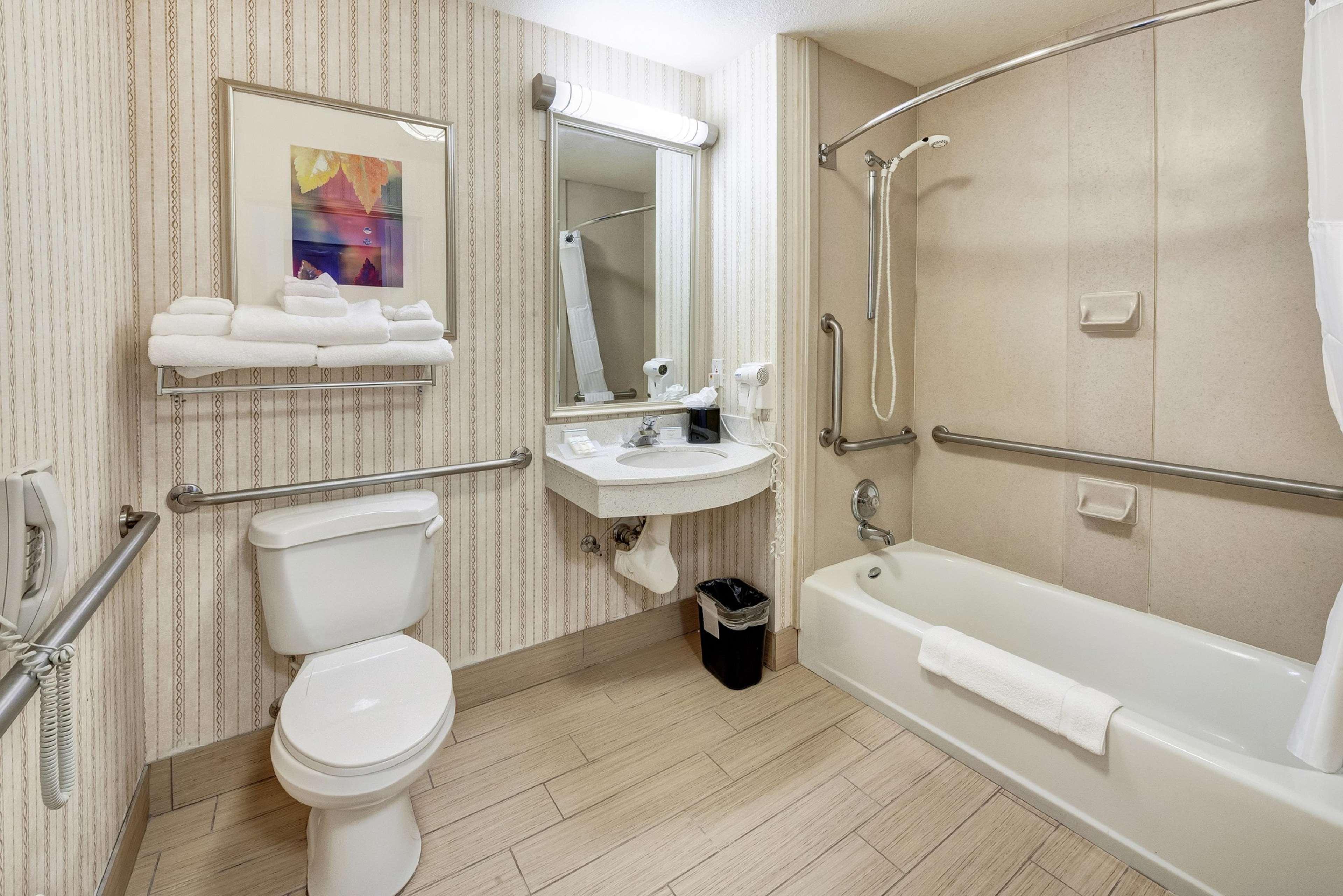 Hilton Garden Airport 3*