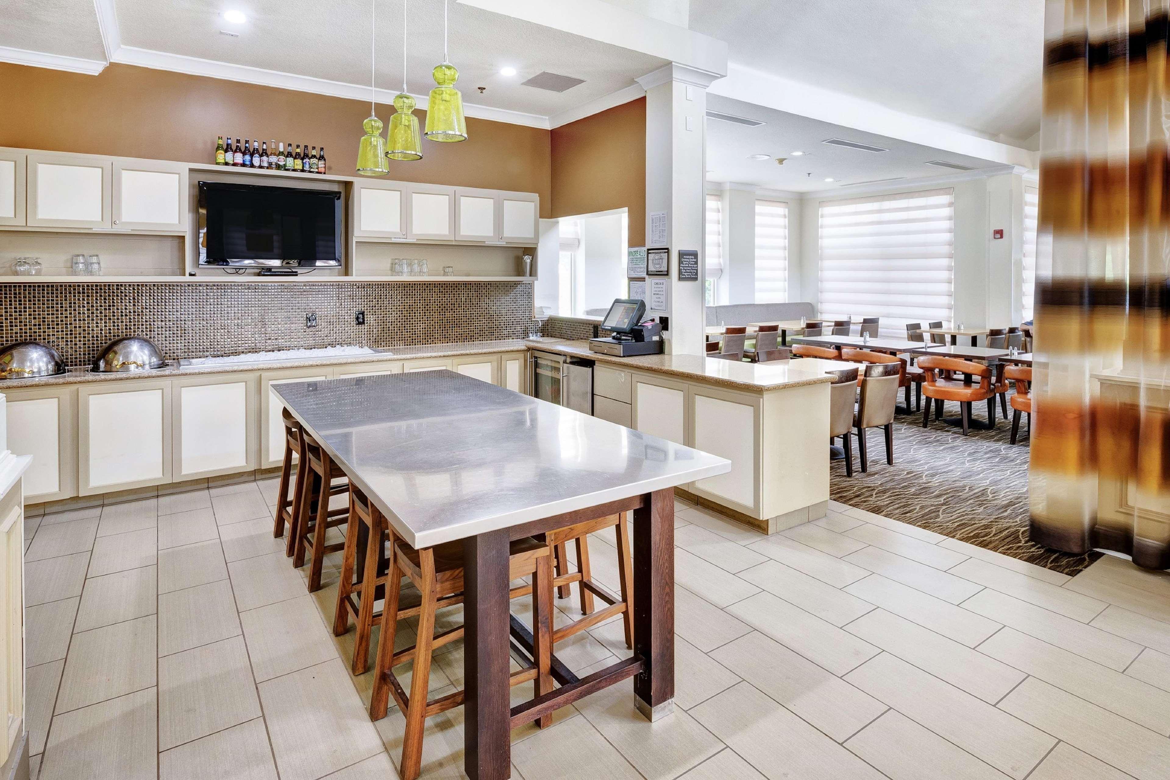 Hilton Garden Airport Hotel 3*