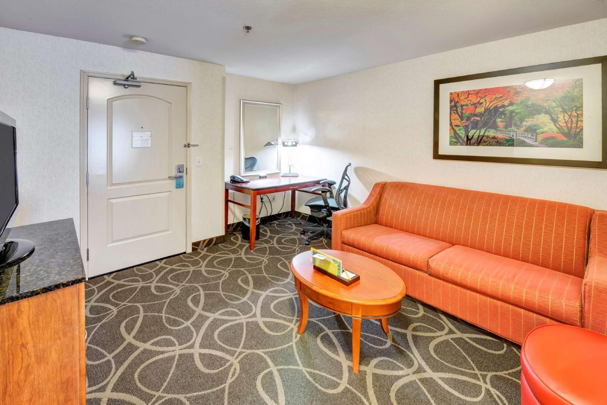 Hilton Garden Airport 3*